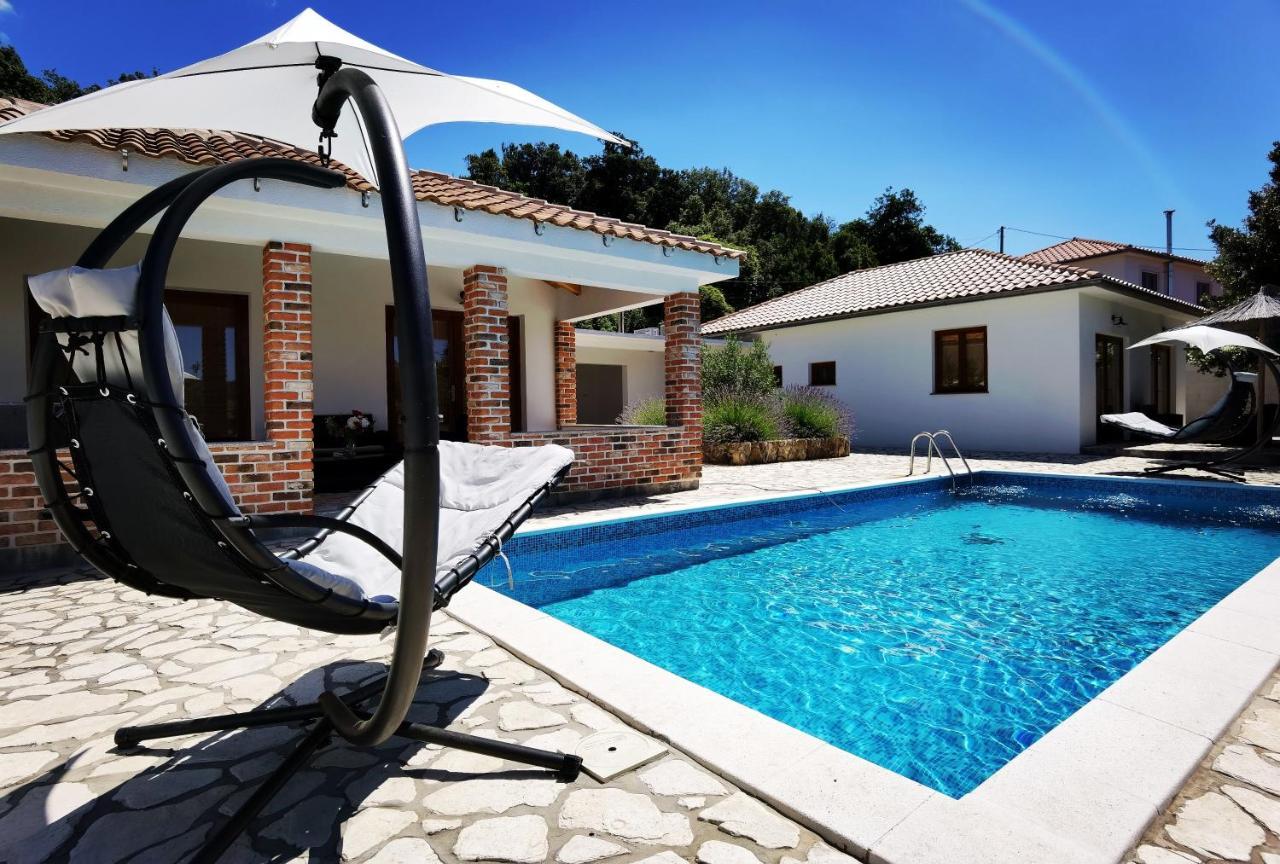 Holiday Homes Sintija Kampor Exterior foto