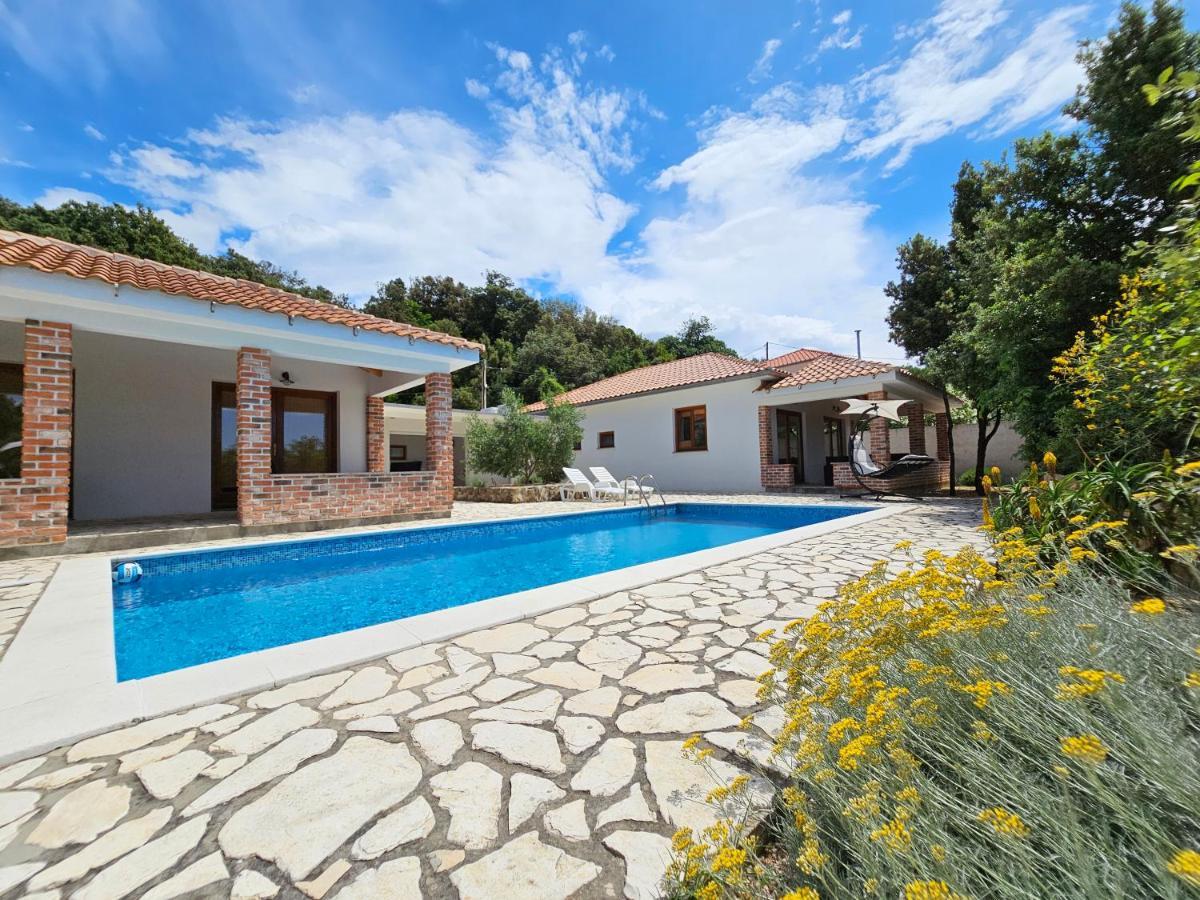 Holiday Homes Sintija Kampor Exterior foto